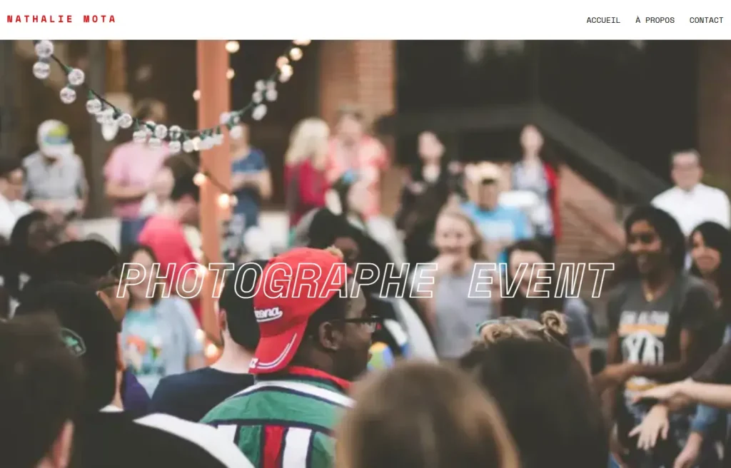 Page d’accueil du site Nathalie Mota avec une photographie d’événement et le titre « Photographe Event ».